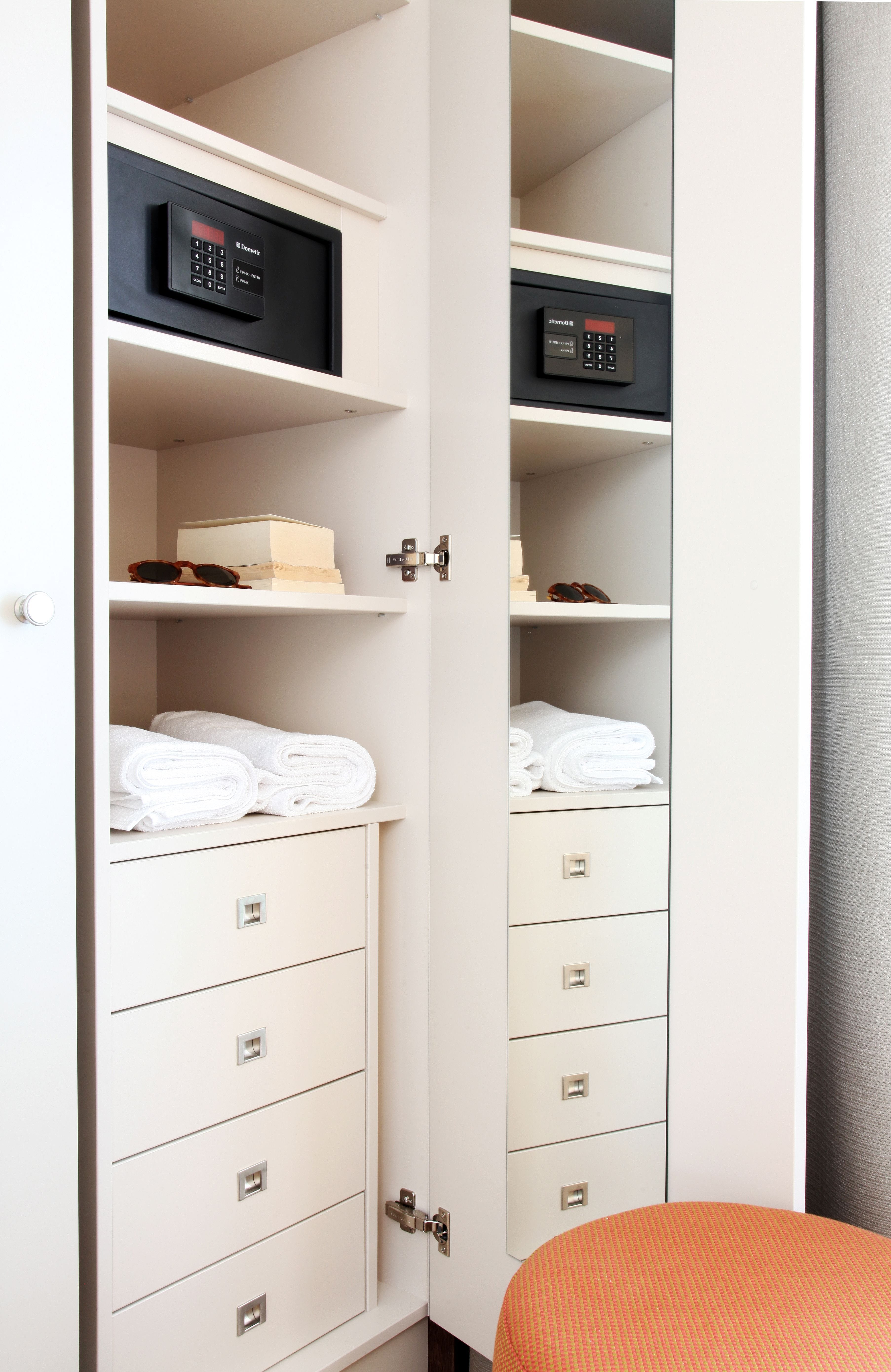 2_zimmer_penthouse_apartment_schrank_citystay_zuerich